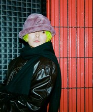 KANGOL「Faux Fur Casual」を着用したFukase。