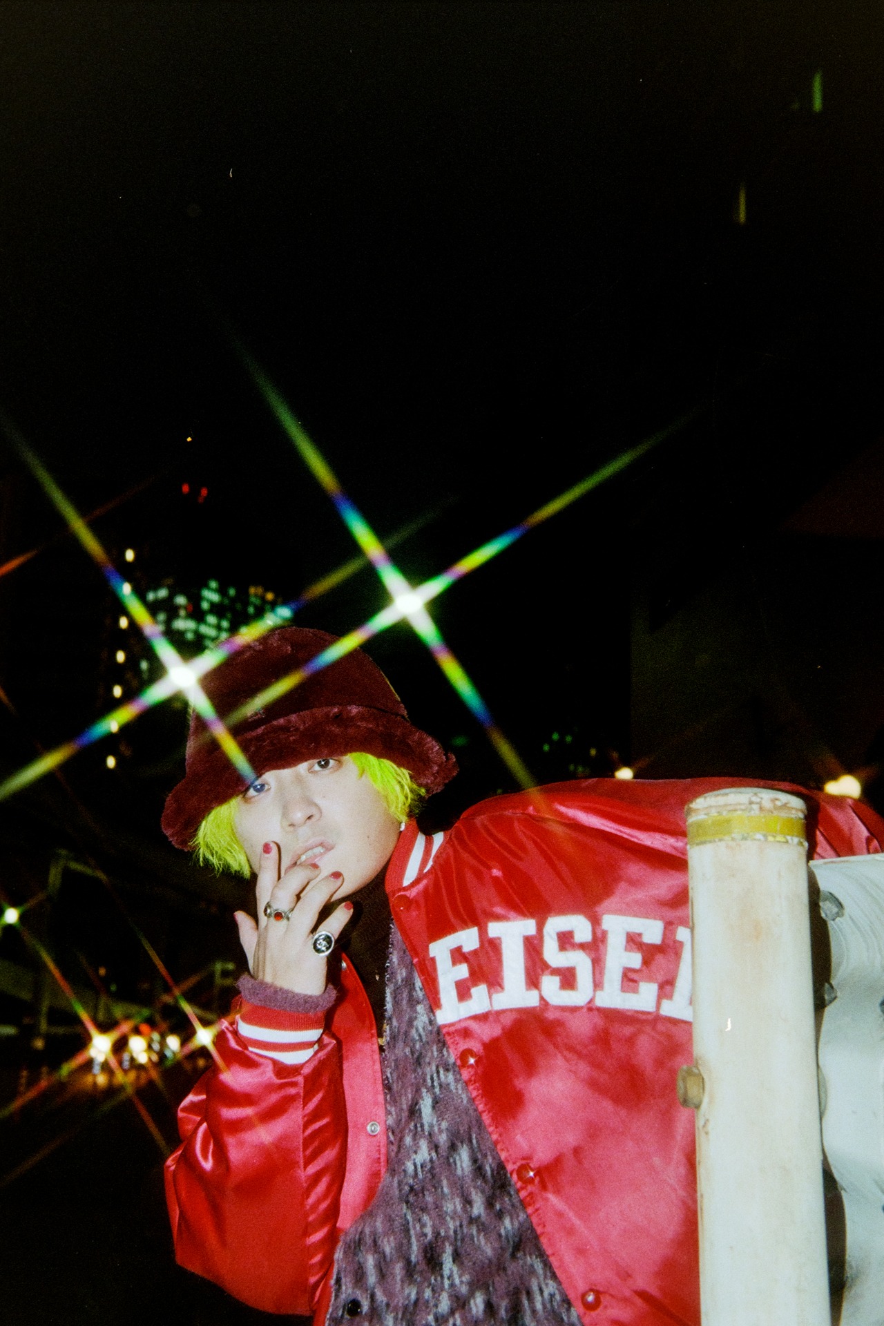 KANGOL「Faux Fur Casual」を着用したFukase。