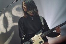 ギターを構えるKCEE（DJ）。（Photo by Naruki Yamaguchi）