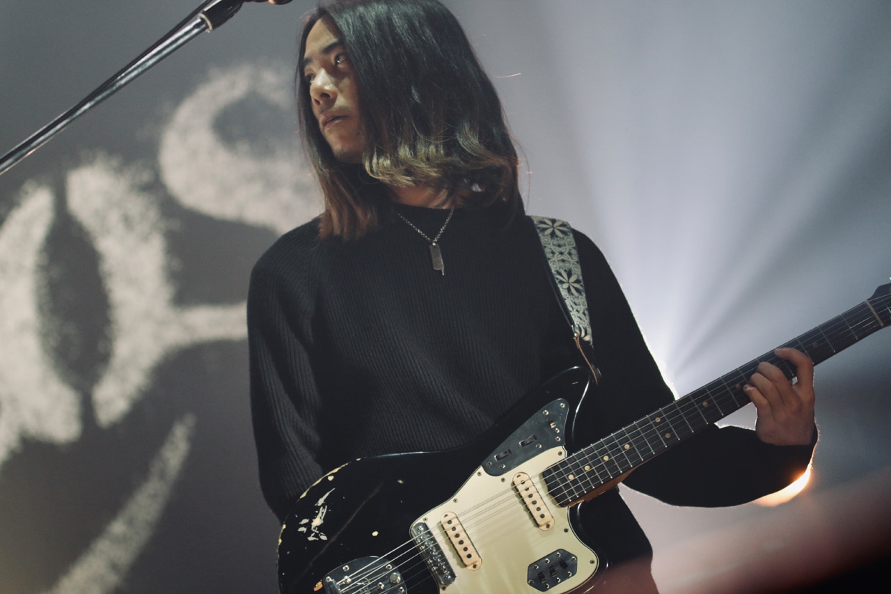 ギターを構えるKCEE（DJ）。（Photo by Naruki Yamaguchi）