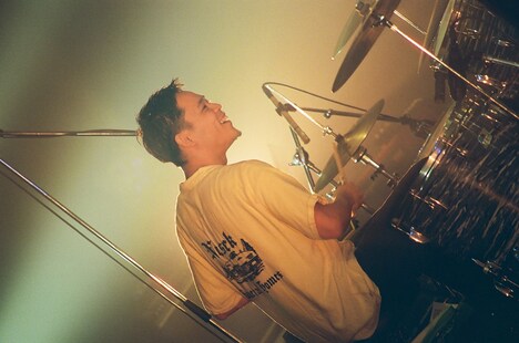 粕谷哲司(Dr)(Photo by Naruki Yamaguchi)