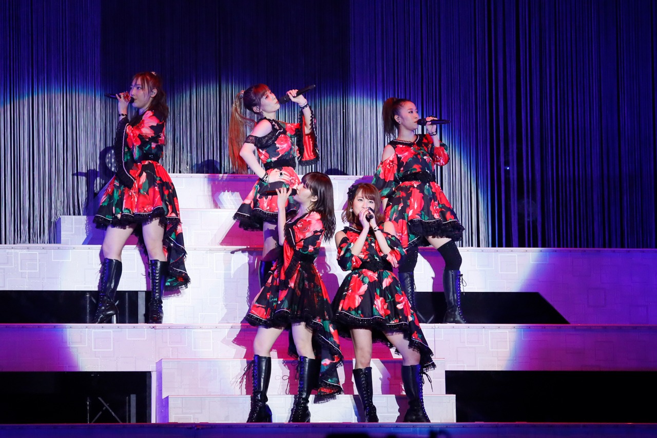 「抱いてHOLD ON ME!」を披露する譜久村聖（上段左）、生田衣梨奈（上段中央）、小田さくら（上段左）、佐藤優樹（下段左）、石田亜佑美（下段右）。