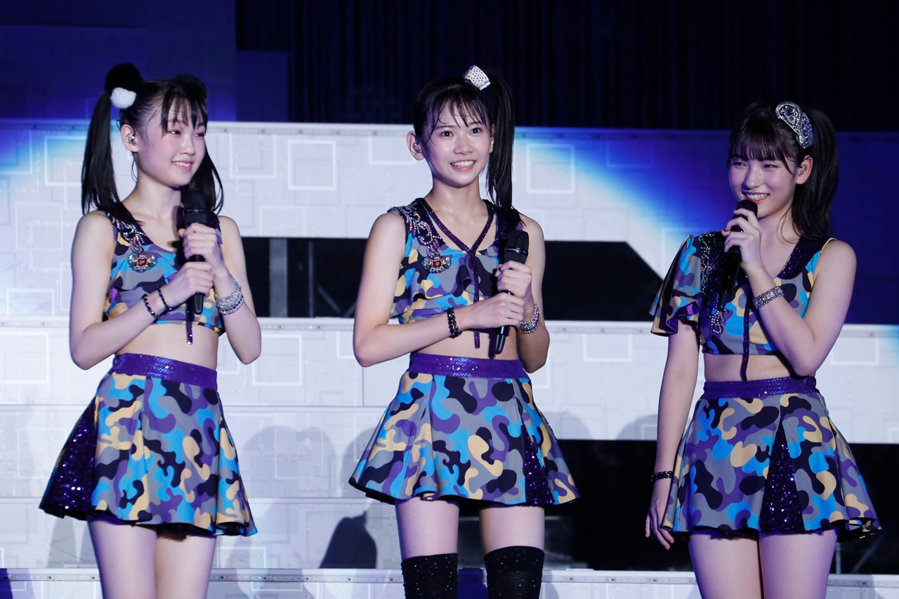 左から山崎愛生、岡村ほまれ、北川莉央。