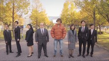 低周波装置を装着してドラマ「HERO」で木村拓哉が演じた久利生公平になりきる小関裕太（右から4番目）。
