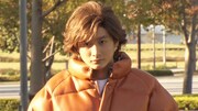 低周波装置を装着してドラマ「HERO」で木村拓哉が演じた久利生公平になりきる小関裕太（右から4番目）。