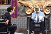左から有吉弘行、タイガーマスク。 (c)日本テレビ
