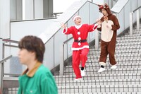 陽気に階段を降りてくるユーキサンタとリョウガトナカイ。