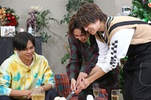 左からカイ、ケーキに入刀するタクヤとタカシ。