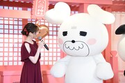 左から松村沙友理（乃木坂46）、クマ丸の着ぐるみに身を包んだGom。