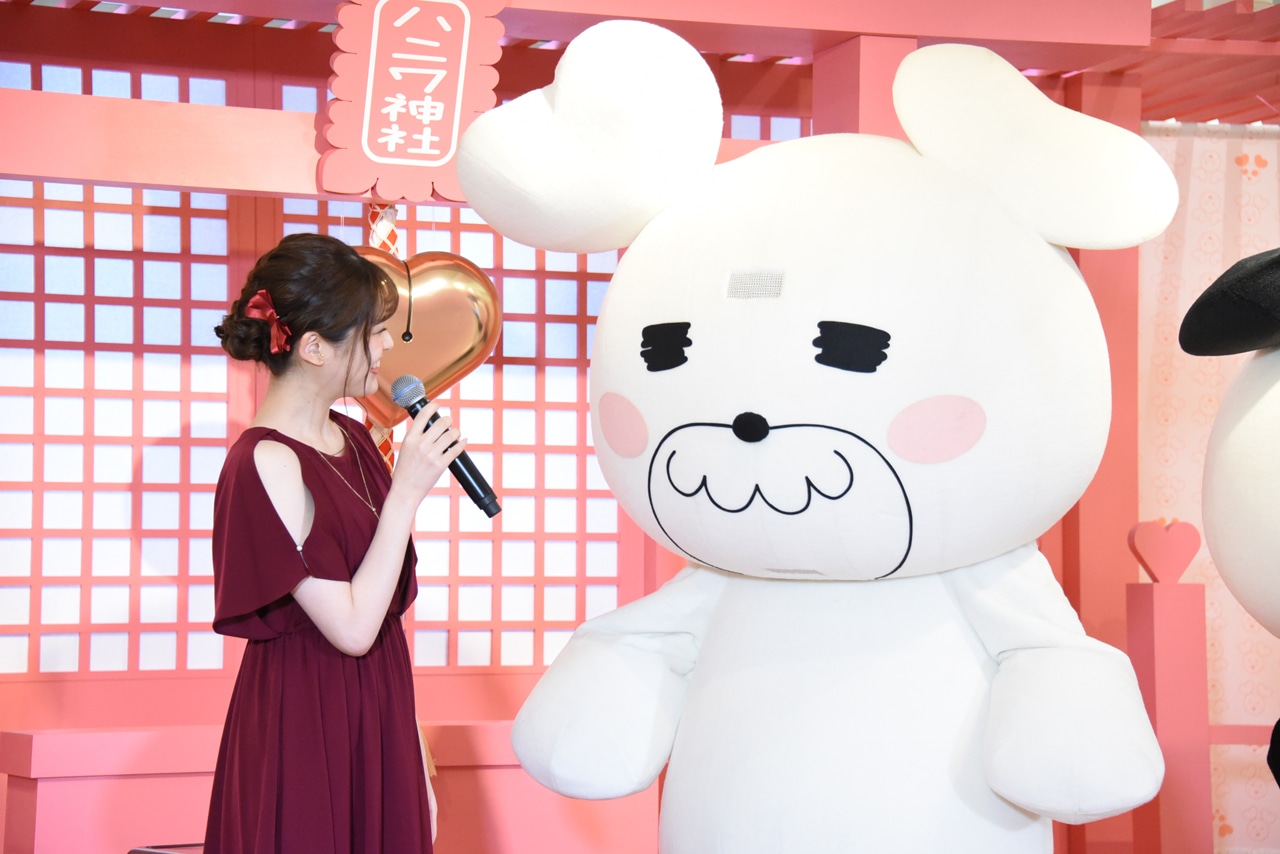 左から松村沙友理（乃木坂46）、クマ丸の着ぐるみに身を包んだGom。