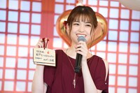 「願い重なるハニワ神社」に奉納する絵馬を見せる松村沙友理（乃木坂46）