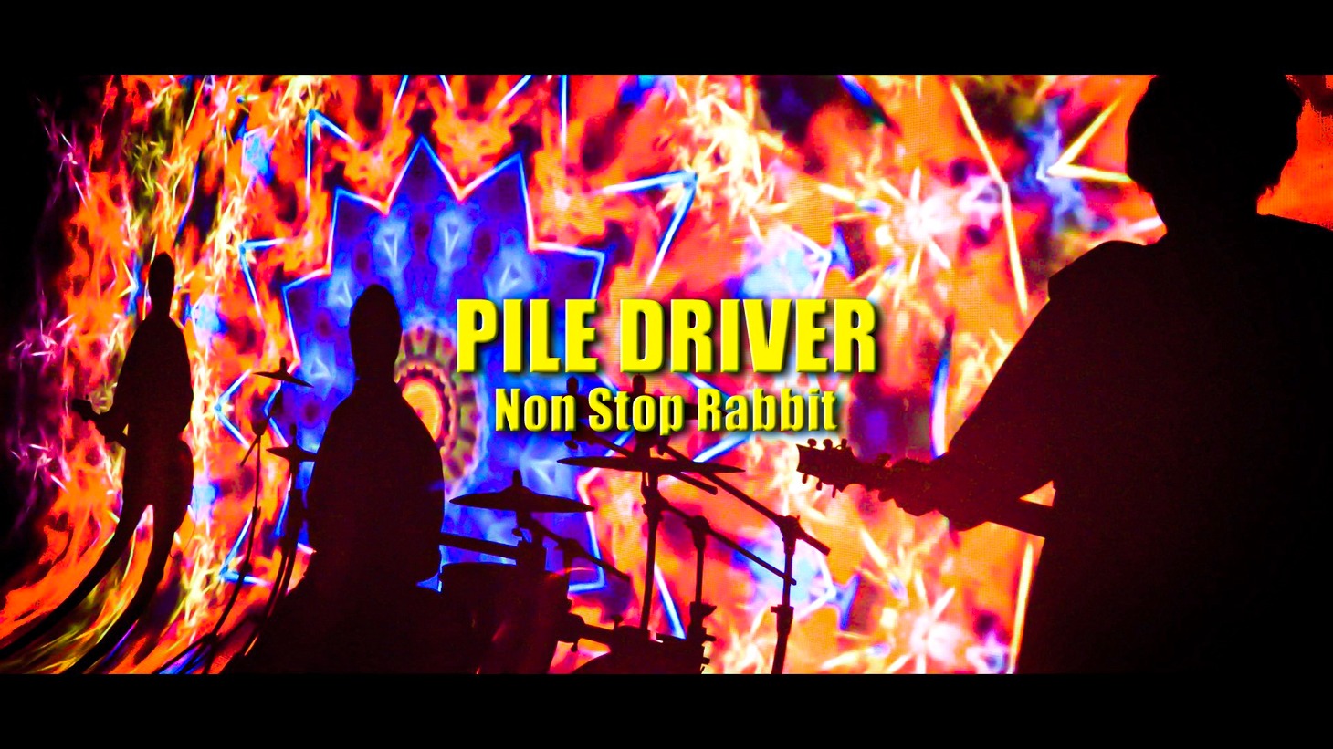 「PILE DRIVER」MVのワンシーン。