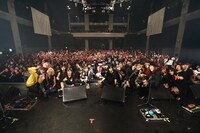 「hide Birthday Party 2019」全出演者の集合写真。