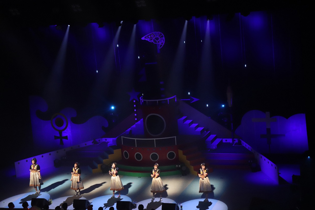 「私立恵比寿中学ようこそ秋冬ホールツアー2019～世界のみなさんおめでとうアイドルって楽しい～」北海道・カナモトホール（札幌市民ホール）公演の様子。