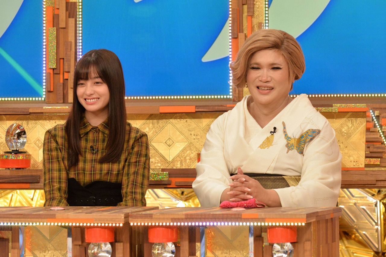 左から橋本環奈、IKKO。(c)フジテレビ
