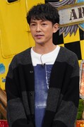 嵐と「2019年流行グルメデスマッチ」を行う藤木直人。(c)日本テレビ