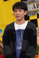 嵐と「2019年流行グルメデスマッチ」を行う藤木直人。(c)日本テレビ