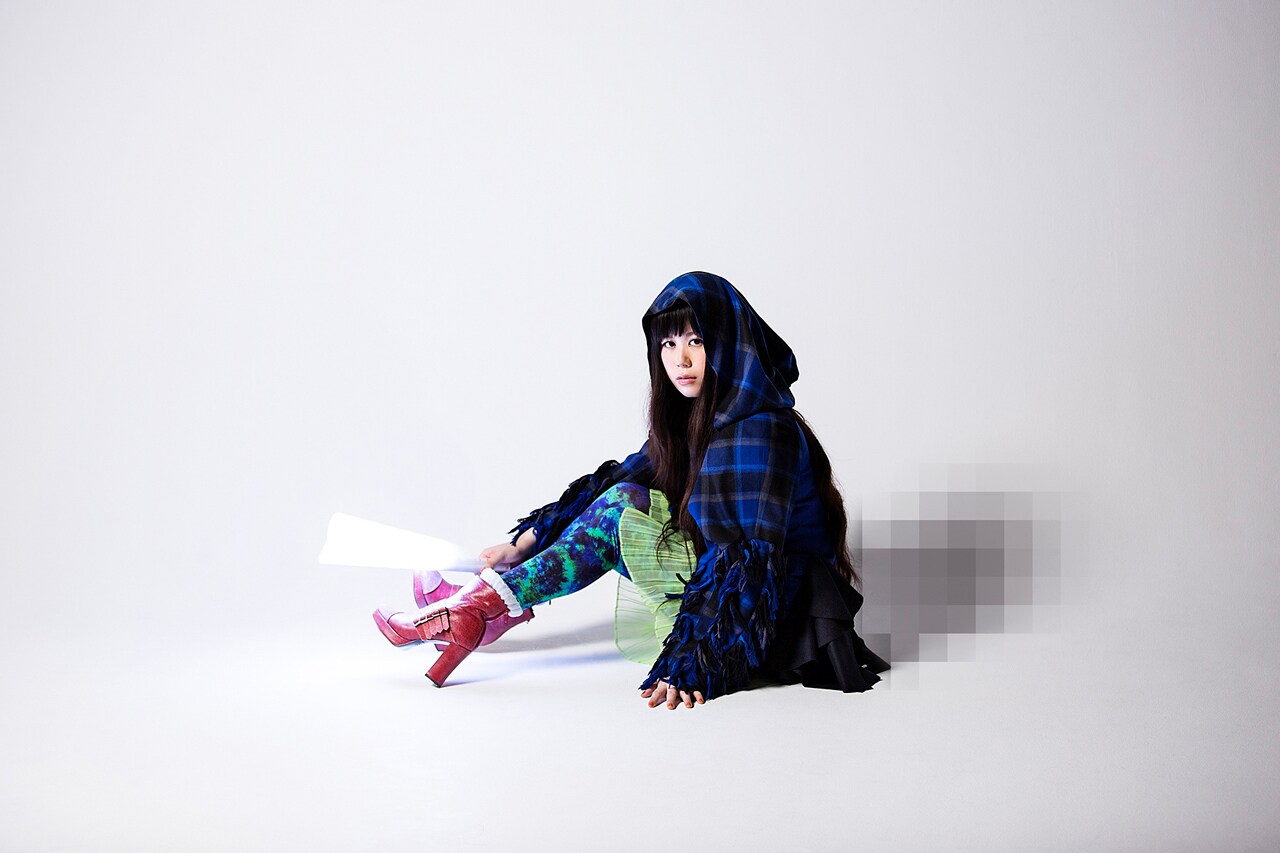 FACETASM制作の衣装を着用するやくしまるえつこ。