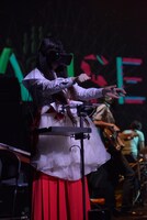 FACETASM制作の衣装を着用するやくしまるえつこ。