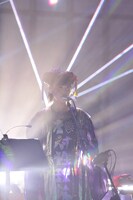 SINA SUIEN制作の衣装を着用するやくしまるえつこ。