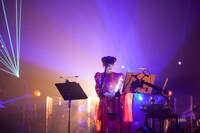 SINA SUIEN制作の衣装を着用するやくしまるえつこ。