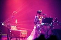 SINA SUIEN制作の衣装を着用するやくしまるえつこ。