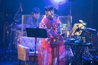 SINA SUIEN制作の衣装を着用するやくしまるえつこ。