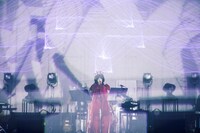 writtenafterwards制作の衣装を着用するやくしまるえつこ。