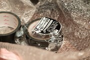 スギム愛用の黒いガムテープ。