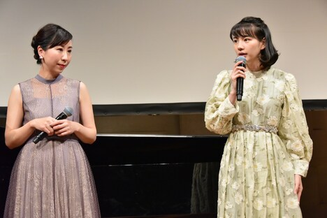 左からコトリンゴ、のん。