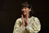 拍手をするのん。