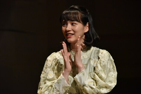 拍手をするのん。