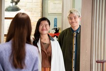 左から新木優子、よしこ、小森隼。 (c)フジテレビ