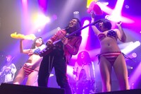 「Livin' On A Prayer」披露中の様子。