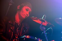 MAKI（Dr / あるあるメタルオールスターズ、HER NAME IN BLOOD）