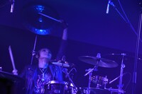 MAKI（Dr / あるあるメタルオールスターズ、HER NAME IN BLOOD）