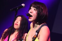 「しば漬け食べたーい！」と叫ぶ中尊寺まい（Vo, G / ベッド・イン）と、白目を剥く益子寺かおり（Vo / ベッド・イン）。