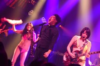 「目を閉じておいでよ」披露中の益子寺かおり、レイザーラモンRG、中尊寺まい。