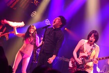 「目を閉じておいでよ」披露中の益子寺かおり、レイザーラモンRG、中尊寺まい。