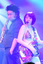 左からレイザーラモンRG、中尊寺まい。