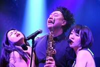 「目を閉じておいでよ」披露中の益子寺かおり、レイザーラモンRG、中尊寺まい。