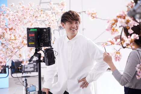 SHOCK EYE（湘南乃風）が出演する新CM「R-1『頑張れ受験生』編」のメイキング映像より。