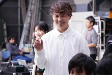 SHOCK EYE（湘南乃風）が出演する新CM「R-1『頑張れ受験生』編」のメイキング映像より。