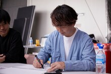 SHOCK EYE（湘南乃風）が出演する新CM「R-1『頑張れ受験生』編」のメイキング映像より。