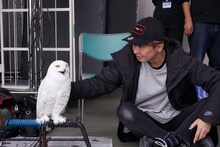 SHOCK EYE（湘南乃風）が出演する新CM「R-1『頑張れ受験生』編」のメイキング映像より。