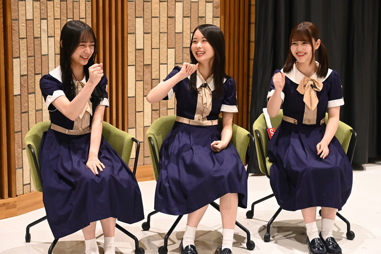 「乃木坂46 楽屋トーク～演じるということ2～ MC秋元真夏」より鈴木絢音（左）、佐々木琴子（中央）、伊藤理々杏（右）。