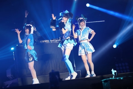 「群青エキスパンダ」を歌う藤咲彩音（中央）。（撮影：チェリーマン）