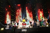 「いのちのよろこび」を歌うでんぱ組.inc（中央）。（撮影：チェリーマン）