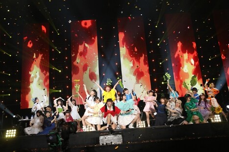 「いのちのよろこび」を歌うでんぱ組.inc（中央）。（撮影：チェリーマン）