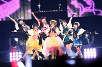 「Dear☆Stageへようこそ▽」を披露するでんぱ組.inc。（撮影：チェリーマン）